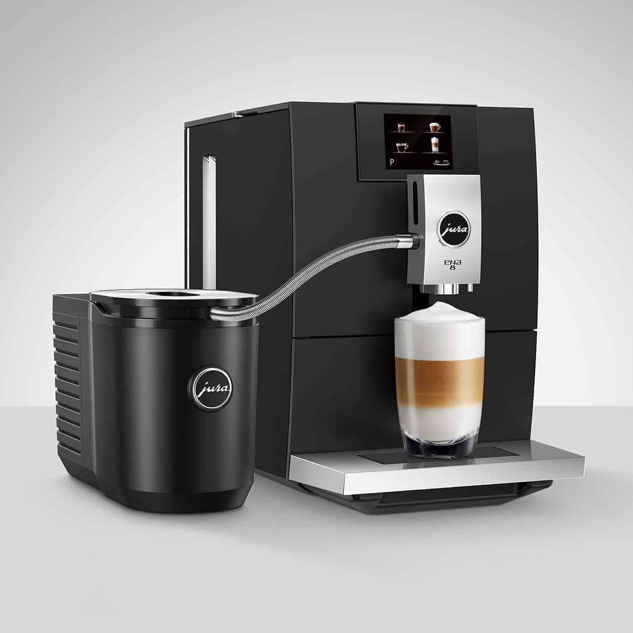 Zwarte Jura koffiemachine met melkopschuimer en cappuccino, perfect voor thuisgebruik en barista-kwaliteit koffie.