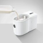 Zachte melk wordt in een moderne melkflesmachine gegoten, ideaal voor het maken van verse melkproducten en zuivelbereidingen. Compact en gebruiksvriendelijk apparaat voor thuisgebruik en professionele.