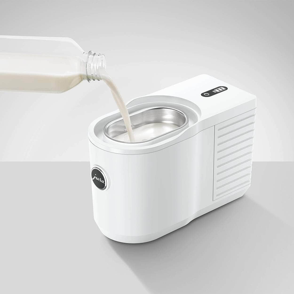 Zachte melk wordt in een moderne melkflesmachine gegoten, ideaal voor het maken van verse melkproducten en zuivelbereidingen. Compact en gebruiksvriendelijk apparaat voor thuisgebruik en professionele.