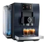 Koffiemachine Jura Z10 met glaasjes met espresso en tonic, modern keukenapparatuur, koffiezetapparaat voor thuisgebruik en horeca, high-end espressomachine, professionele koffieapparaat.