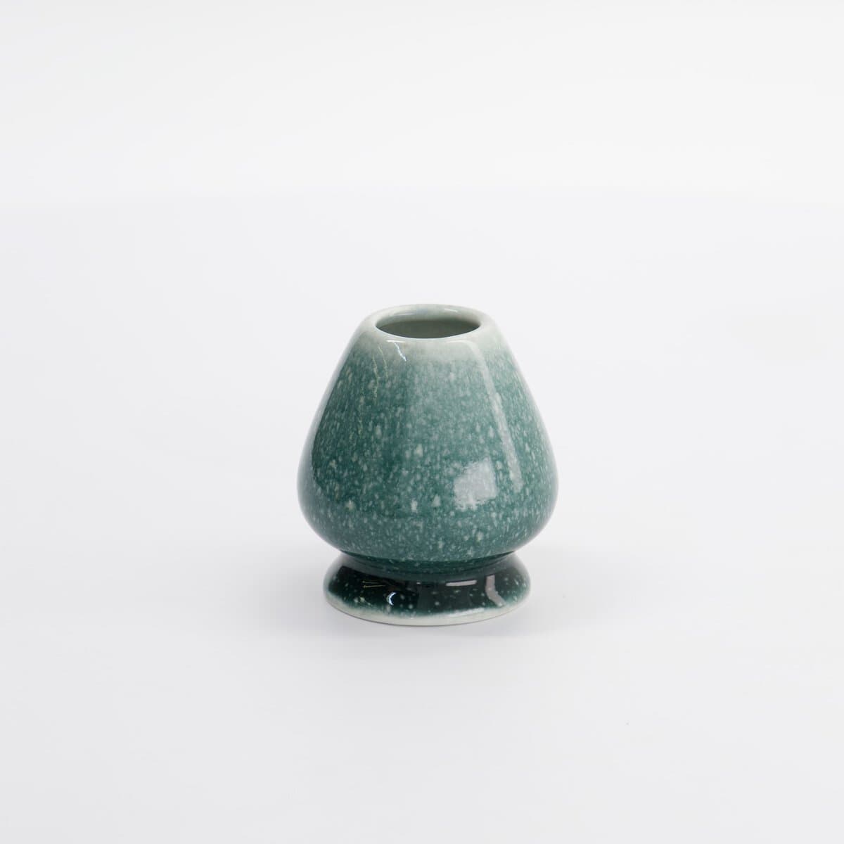 Elegante groene keramische vaas met glanzende afwerking op een witte achtergrond.