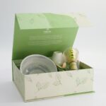 Groene Taste & Tools cadeauverpakking met Japanse theeset en accessoires, perfect voor theeliefhebbers.