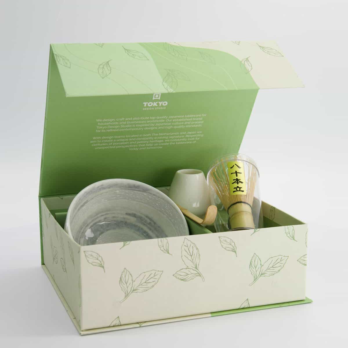 Groene Taste & Tools cadeauverpakking met Japanse theeset en accessoires, perfect voor theeliefhebbers.