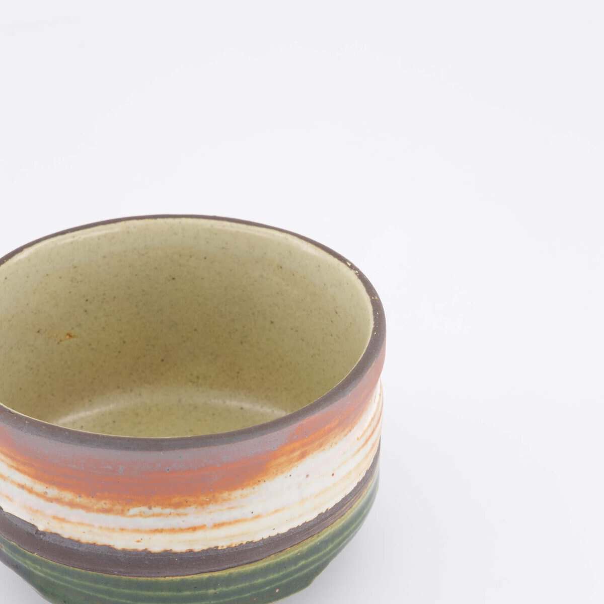 Handgemaakte keramische kom met aardetinten en glanzende afwerking, perfect voor servies en decoratie.