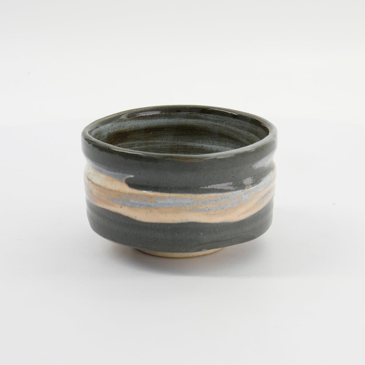 Handgemaakte keramische kom met aardse kleuren en eenvoudige design, perfect voor servies en decoratie.