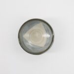 Elegante keramische kom met glanzende afwerking en neutrale kleuren, perfect voor koken en serveren.