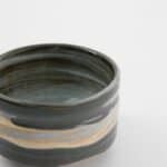 Handgemaakte keramische kom in grijs en beige tinten, perfect voor koken of serveren, van Taste & Tools.