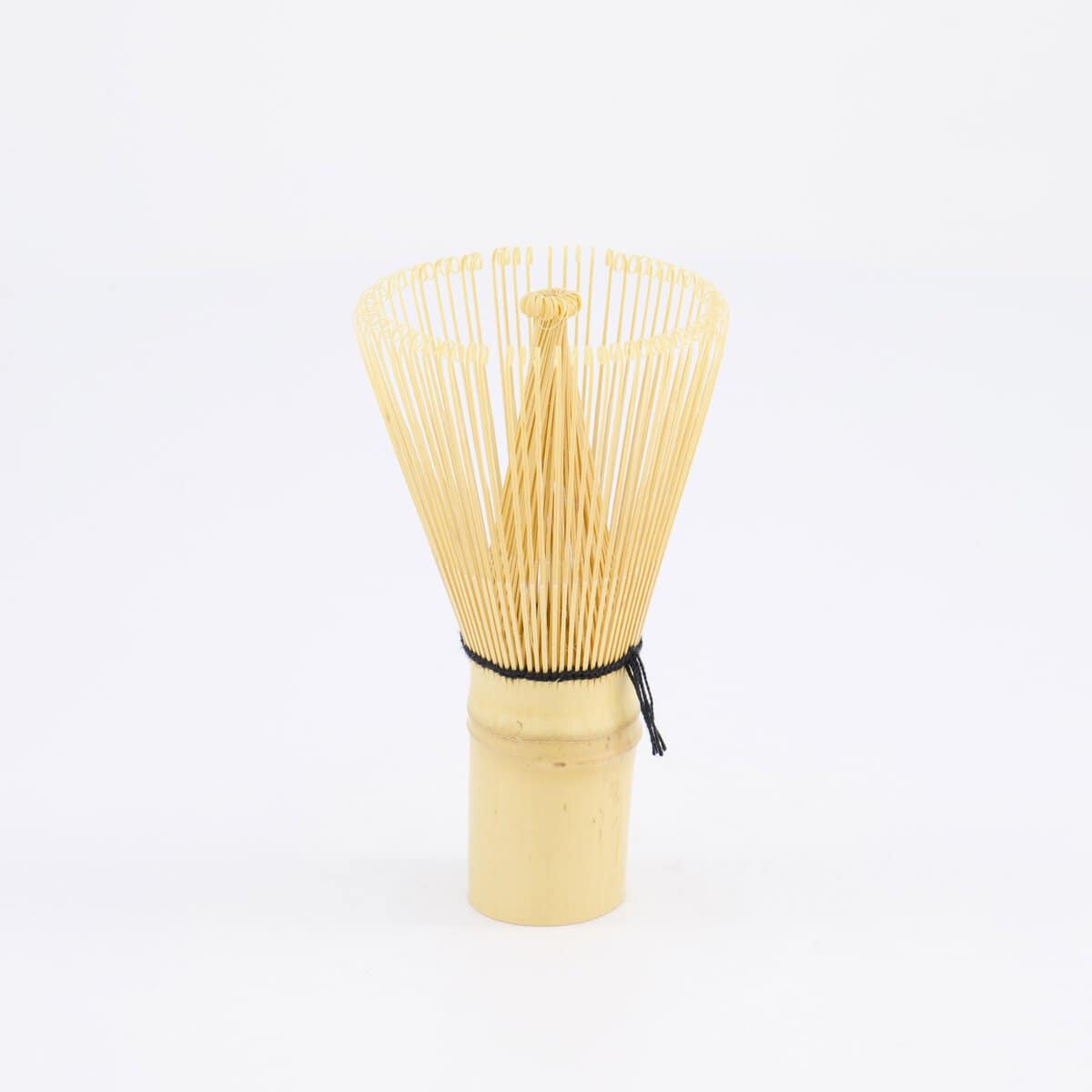 Traditionele bamboe whisks voor het maken van matcha thee, handgemaakt en duurzaam materiaal.