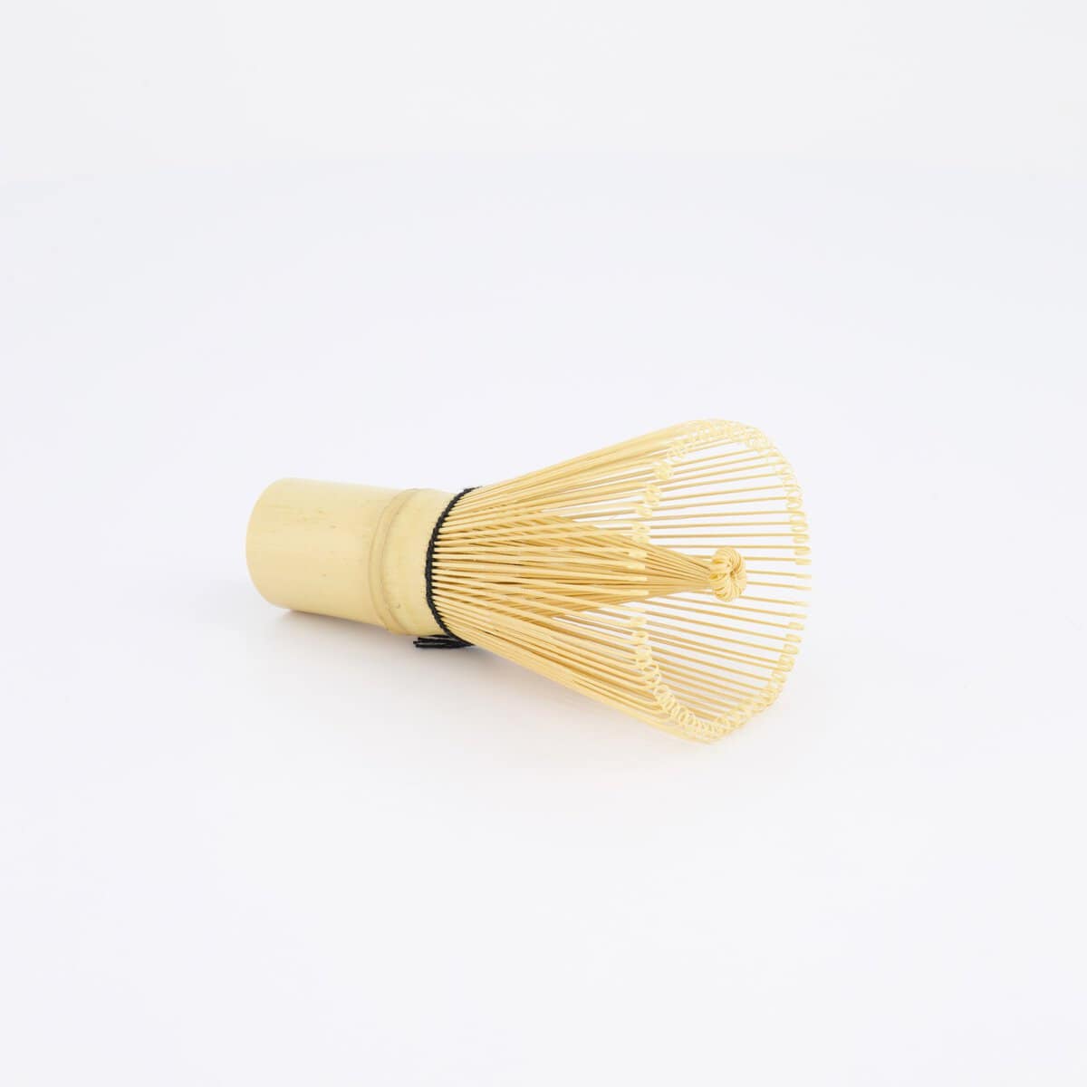 Bamboe rietje met houten handvat, ideaal voor het serveren van drankjes, milieuvriendelijk en herbruikbaar, van Taste & Tools.