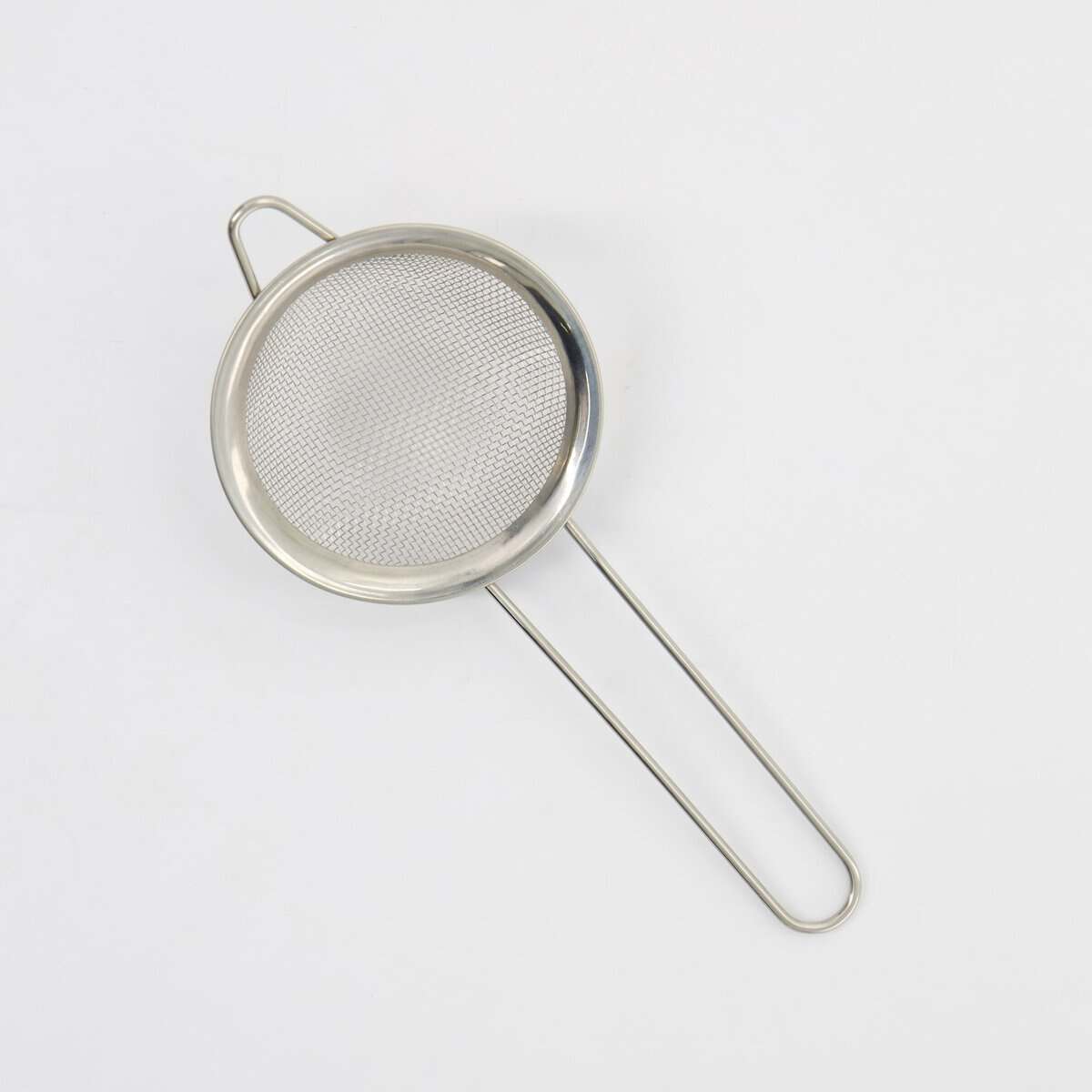 Rvs zeef voor het zeven van ingrediënten, ideaal voor koken en bakken, op een witte achtergrond.