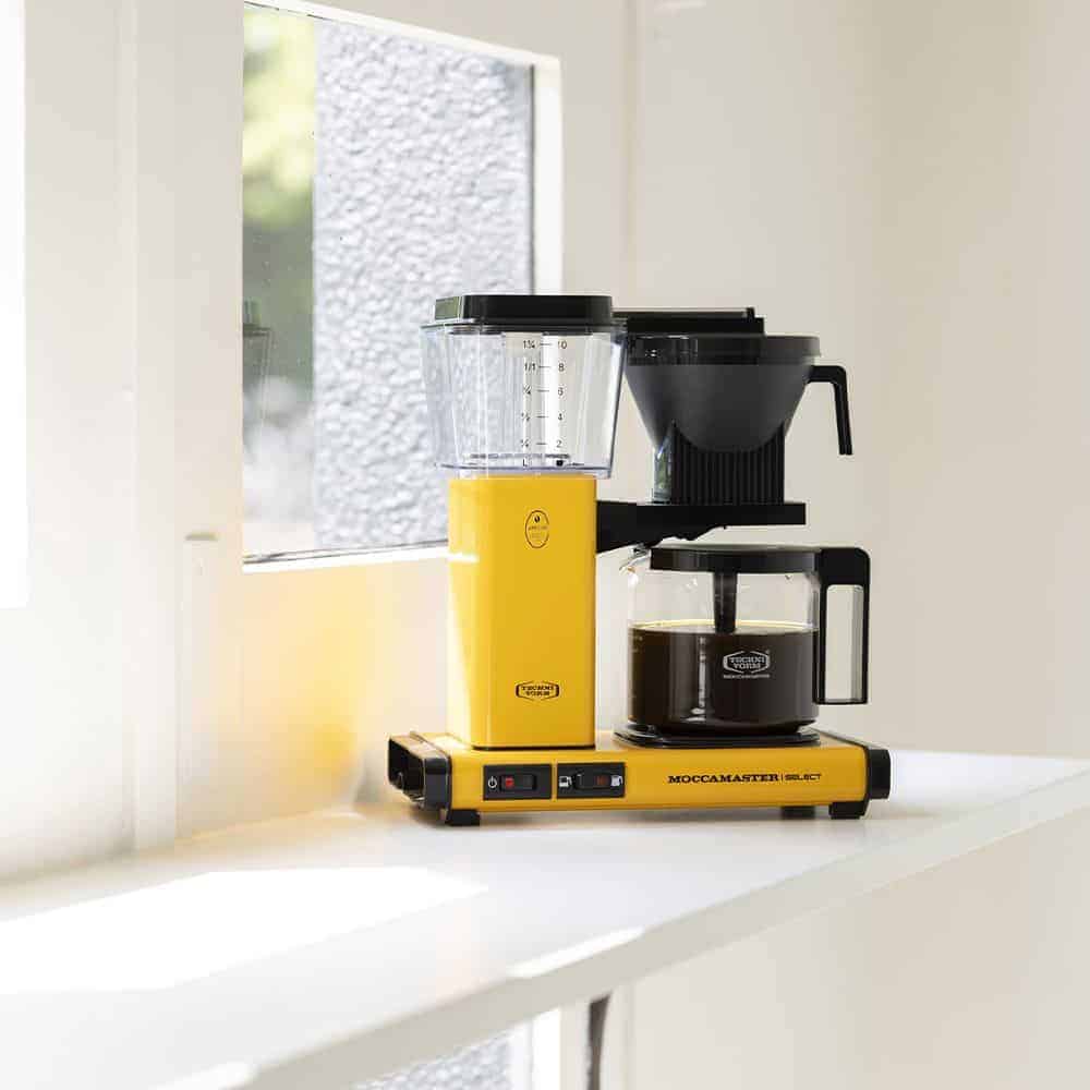 KBG Select gele peper Moccamaster koffiezetapparaat op wit aanrecht met natuurlijke lichtinval.